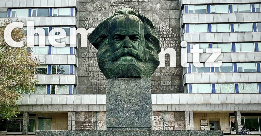 Karl-Marx-Monument in Chemnitz an der Brückenstraße in der Frontalansicht.