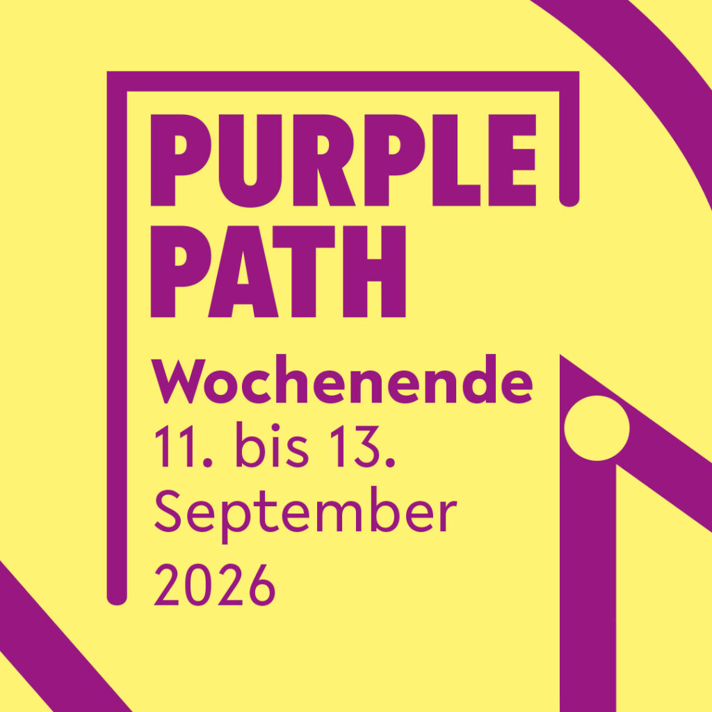 Die Grafik kündigt das Purple-Path-Wochenende vom 11. bis 13. September 2026 an. Auf hellgelbem Hintergrund stehen der Titel „PURPLE PATH“ und die Veranstaltungsdaten in kräftigem Violett. Geometrische Linien und Formen rahmen die moderne Gestaltung ein.