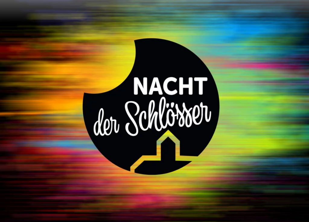 Die Grafik zeigt das Logo der Veranstaltung „Nacht der Schlösser“ in weißer Schrift auf einer schwarzen, kreisförmigen Fläche. Im unteren Bereich ist die stilisierte Silhouette eines Schlosses angedeutet. Der Hintergrund besteht aus horizontal verwischten Farbflächen in Gelb, Grün, Blau, Rot und Violett.