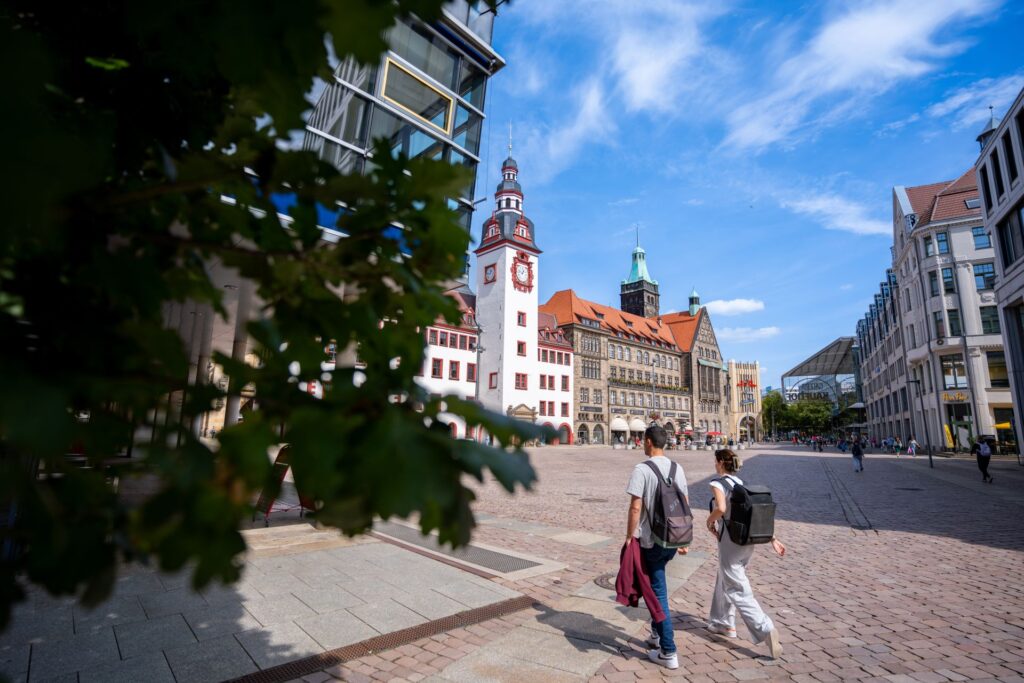 2 Menschen auf einer Stadtführung in Chemnitz