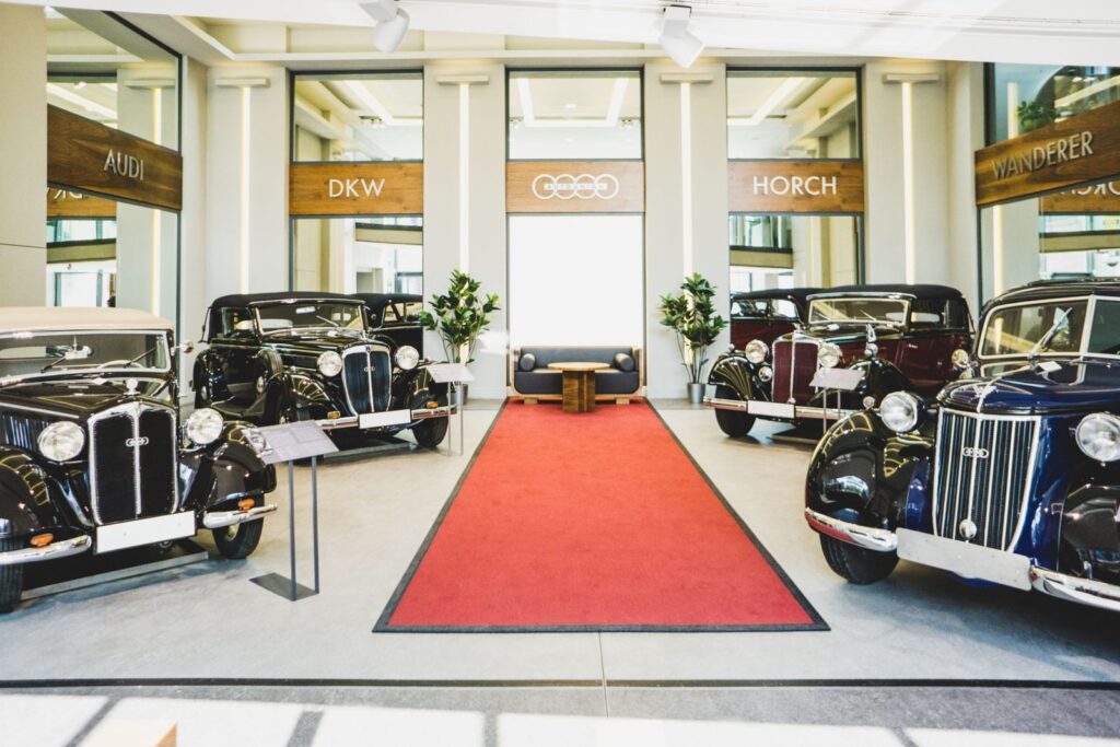 Ausstellungshalle mit Oldtimern von Audi, DKW, Horch und Wanderer im August Horch Museum