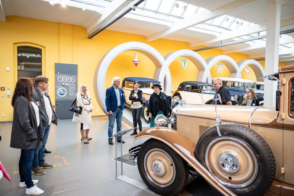 Besuchergruppe bei einer Führung im August Horch Museum Zwickau