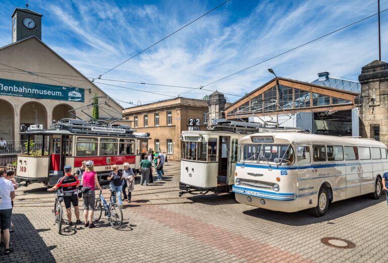 Historische Straßenbahnen und Oldtimerbus am Straßenbahnmuseum Chemnitz