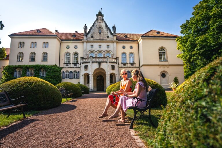 Zwei Besucherinnen auf einer Bank im Schlossgarten